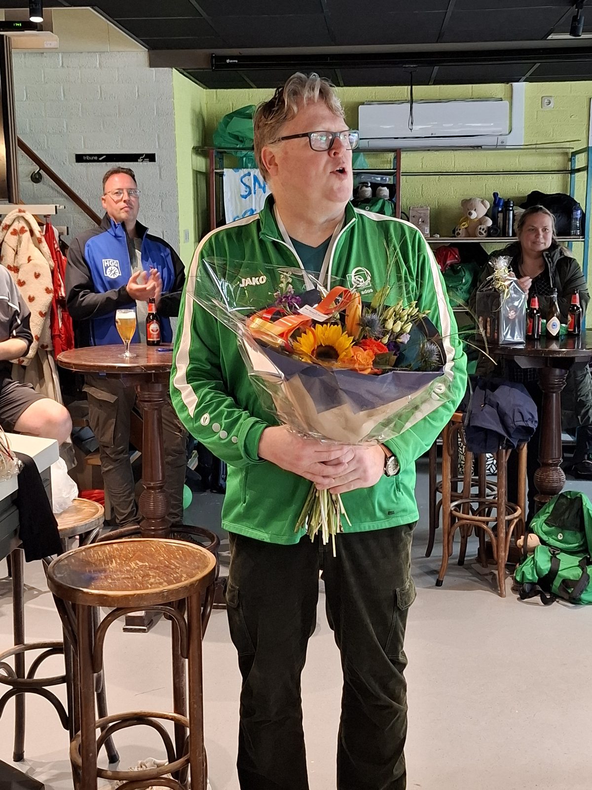Erik de Vries met bloemen tijdens zijn afscheid als hoofdcoach van ADOS 1 en 2