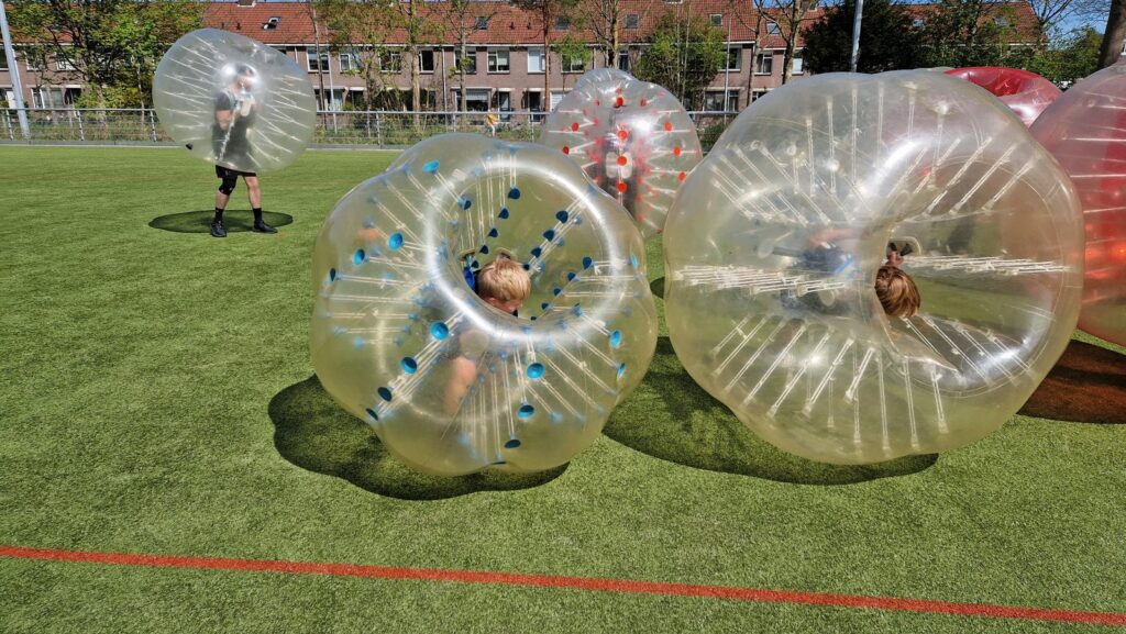 Bubbelvoetbal tijdens de jubileumdag van ADOS