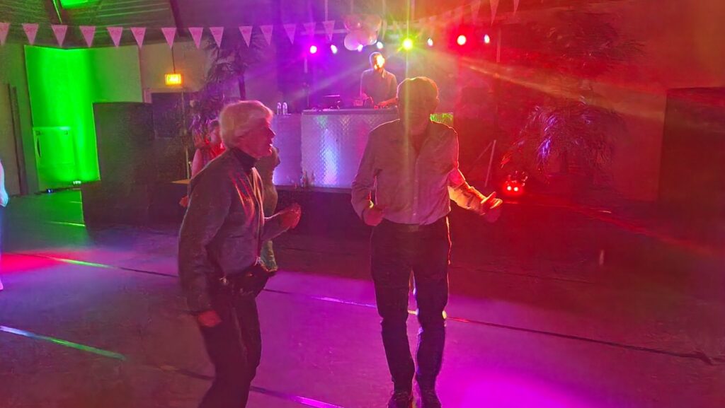 Leden dansen tijdens de feestavond van het 50-jarig jubileum van ADOS
