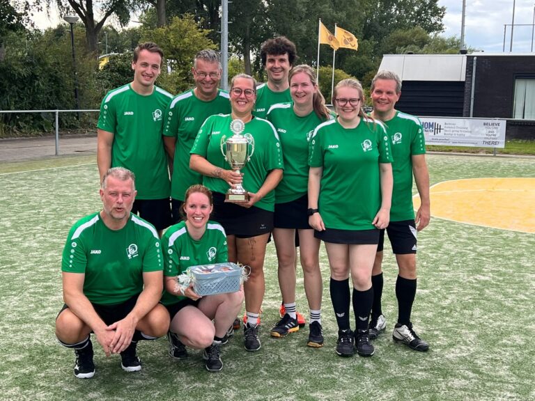 Recreanten van ADOS met de beker